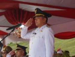 Wabup Husni Tamrin Pimpin Penurunan Bendera HUT ke-81 RI di Pelalawan