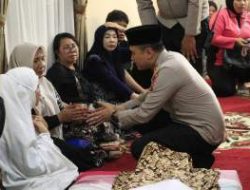 Kapolres Labuhanbatu Melayat, Beri Penghormatan Terakhir untuk Aiptu Erwin Syahputra
