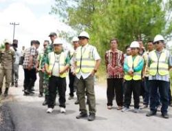 Dukung Kelancaran Ekonomi Pertanian, Bupati Taput Tinjau Pembangunan Jalan Hotmix dan Jembatan di Sipahutar