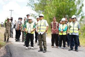 Dukung Kelancaran Ekonomi Pertanian, Bupati Taput Tinjau Pembangunan Jalan Hotmix dan Jembatan di Sipahutar