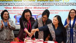 Pemkab Taput Apresiasi Peran Bidan sebagai Garda Terdepan Pelayanan Kesehatan dan Pengawal Generasi Emas 2045 pada HUT IBI Ke-75