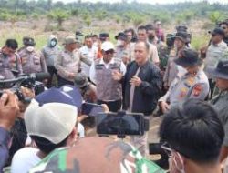 Kapolda Riau Turun Langsung Padamkan Karhutla di Pelalawan