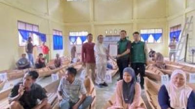 PT Musim Mas Salurkan 30 Perahu untuk Nelayan Tanjung Beringin